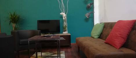 Ingresso living con divano, poltrone, Smart tv