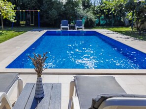 L'Eau, Plante, Propriété, Meubles, Piscine, Bleu Azur, Bleu, Mobilier De Jardin, Rectangle, Ombre