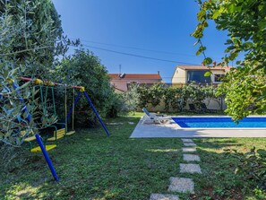 Plante, Ciel, BĂątiment, Ombre, FenĂȘtre, Arbre, Surface De La Route, Lot Terre, Design Urbain, Herbe