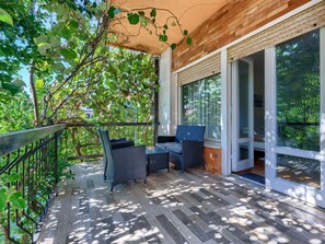 Fenêtre, Ombre, Bois, Plante, Design Intérieur, Arbre, Porche, Architecture, Porte, Mur