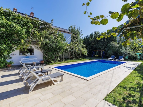Plante, Propriété, Ciel, Piscine, Bleu Azur, Ombre, Bùtiment, Mobilier De Jardin, Arbre, Loisir