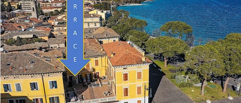 Terraza con vista panorámica del lago de Garda