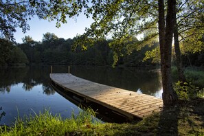 Notre étang de 1 hectare, équipé d'un poétique ponton, offre des embarcations