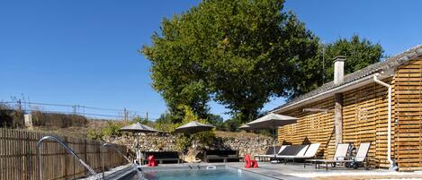 Piscine chauffée à 28 d°
Volet roulant immergé électrique aux normes
2 cascade

