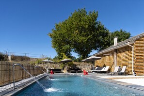 Piscine chauffée à 28 d°
Volet roulant immergé électrique aux normes
2 cascade

