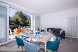 Living room with access to the terrace