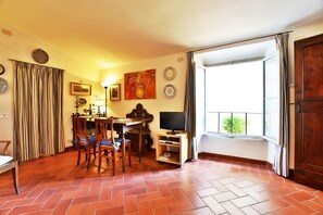 the living room with wifi, tv and stereo