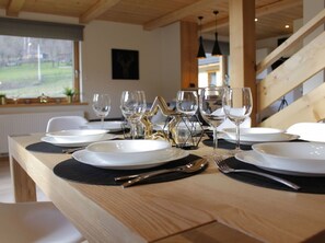 Tableware, Property, Furniture, Dishware, Plate, Wood, Tap, Sink, Interior Design, Plumbing Fixture