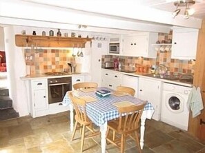 Well-equipped kitchen/ diner