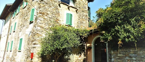 Vista della casa dal cortile esterno.