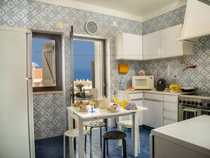 Pièce, Propriété, Design Intérieur, Meubles, Jaune, Bleu, Bâtiment, Cuisine, Comptoir, Mur