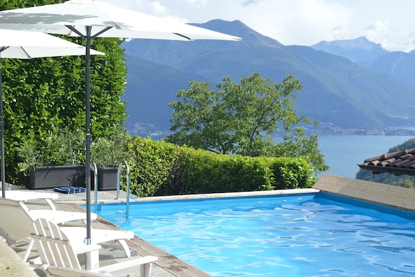 Godetevi una nuotata nella tua piscina privata con vista sul lago