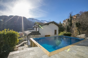 Villa con piscina privato con vista lago