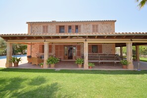 Family holiday home with large garden