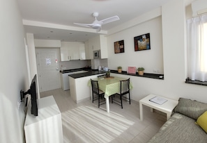 Sunny Lounge Diner -  Cooker, Washing Machine, TV, FREE WiFi/Netflix.  Air Con.