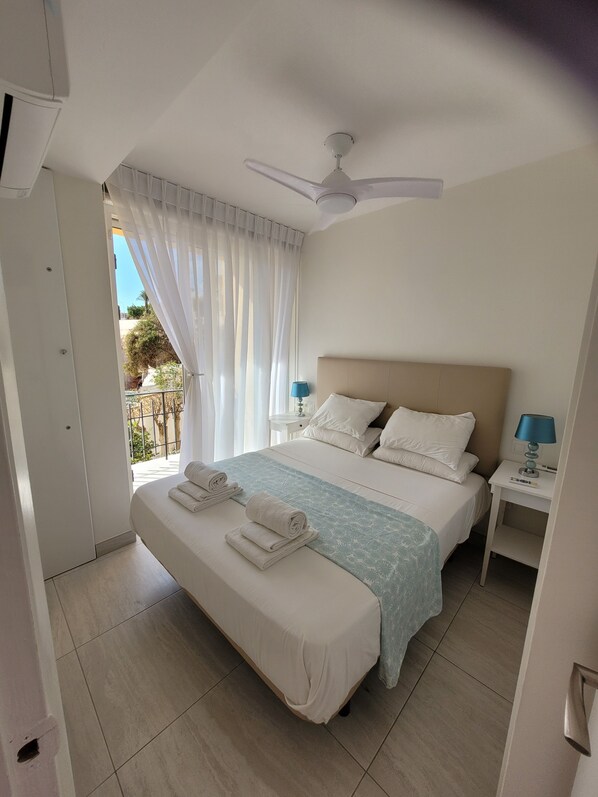 Memory Foam Kingsize Bed, Air Con, Fan, French Doors to Balcony. Dimmable Lights
