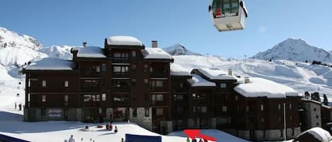 Pistes, télécabine, parc à luges, écoles de ski font face à la résidence