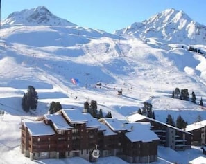 La résidence Pierre de Soleil, entourée des pistes de ski et du télécabine