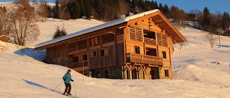 Ski au pied, situé sur les pistes
