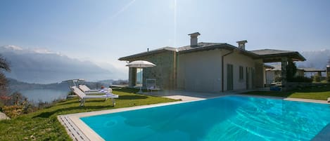 Piscine privée avec de belles vues !