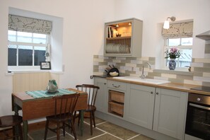 Cottage kitchen (1)