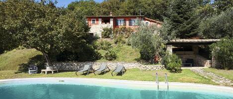 Vista esterna con piscina/ External view with swimming pool