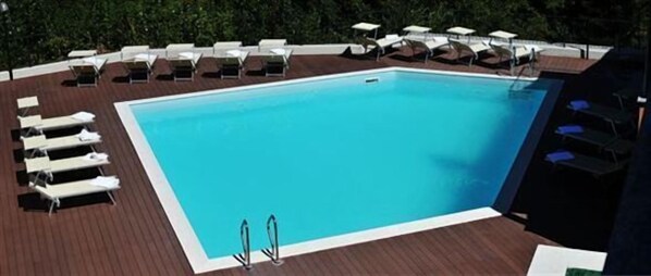 Communal pool (17 apartments)