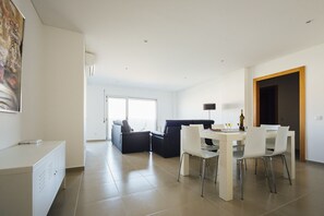 Ferienwohnung mit 2 Schlafzimmern, 1 Schlafzimmer mit Doppelbett und 1 Schlafzimmer mit zwei Einzelbetten, ausgestatteter Küche und Gemeinschaftspool. Dieses Apartment befindet sich 10 Gehminuten vom Strand von São Martinho do Porto entfernt.