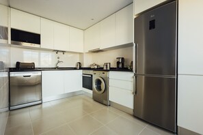 Ferienwohnung mit 2 Schlafzimmern, 1 Schlafzimmer mit Doppelbett und 1 Schlafzimmer mit zwei Einzelbetten, ausgestatteter Küche und Gemeinschaftspool. Dieses Apartment befindet sich 10 Gehminuten vom Strand von São Martinho do Porto entfernt.
