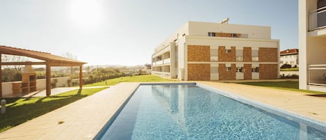 Holiday apartment with 2 bedrooms, 1 bedroom with double bed and 1 bedroom with two single beds, equipped kitchen and shared pool . This apartment is located 10 minutes walk from São Martinho do Porto Beach beach. 