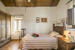 Acogedor dormitorio doble con calefacción y dos ventanas con vistas al campo 