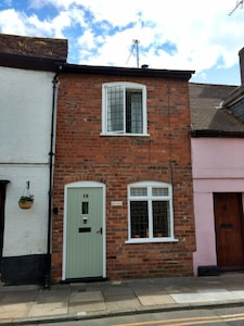 Ludlow centre, period town cottage with pet friendly garden & free parking