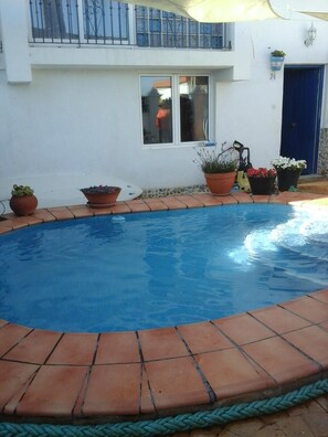 Private pool w/ roman steps,great to enjoy a drink,kids love sitting on them.