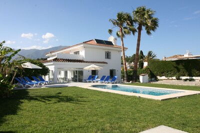 Villa Paz - Lujo asequible con piscina privada y jardines