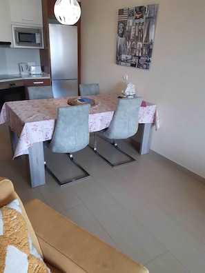 One bedroom luxury apartment in very well kept complex. Double in bedroom and sofa bed in the lounge. Lovely garden area with superb views of Montana Roja.