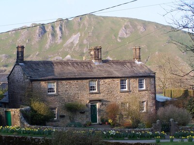 Lovely period Holiday cottage in Peak District with free wi-fi broadband