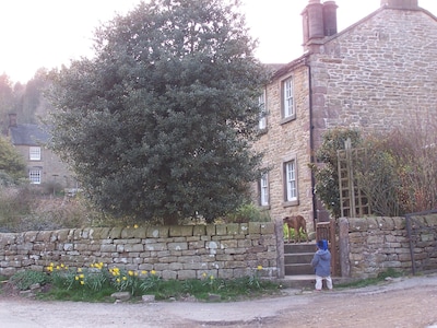 Lovely period Holiday cottage in Peak District with free wi-fi broadband