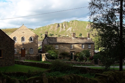 Lovely period Holiday cottage in Peak District with free wi-fi broadband