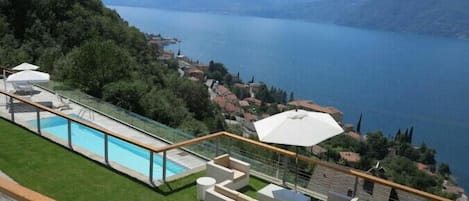 Piscina con vista lago