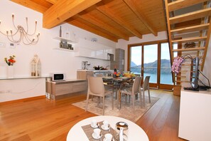 Spacious living room with a view on the lake