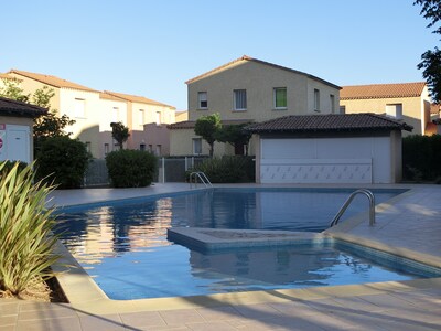 Villa renovada T3 + Terraza y aparcamiento privado. Piscina, tiendas y playa a 50 metros!