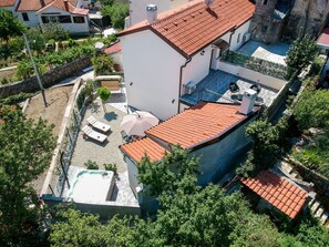 Planta, Edificio, Propiedad, Ventana, Casa, Árbol, Diseño Urbano, Barrio, Barrio Residencial, Bienes Raíces