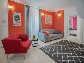 Zimmer, Möbel, Eigentum, Interior Design, Orange, Wohnzimmer, Rot, Fussboden, Gebäude, Decke