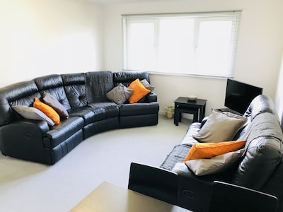 2 BR Aberdeen Apartment Near The Beach & River Don - Free Parking + Free Wi fi