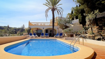 Beautiful 5 bedroom, 5 bathroom villa with own heated private pool and free WiFi