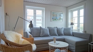 Small livingroom with TV and Apple TV. The sofa can be transformed to a bed for2