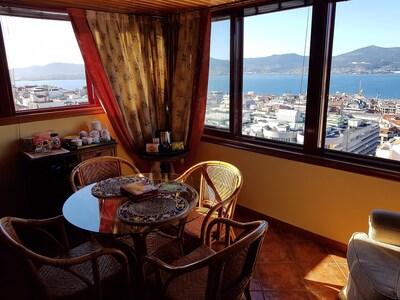 Penthouse loft in the center of Vigo overlooking the estuary.