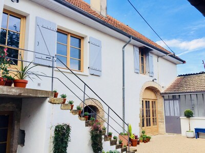 Una casa elegante con una terraza con impresionantes vistas de 180 grados sobre las viñas