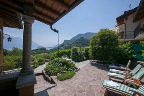 Sonnige Terrasse mit Seeblick