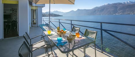 Dîner en plein air sur la terrasse spacieuse de la villa - un bon endroit pour se prélasser au soleil.